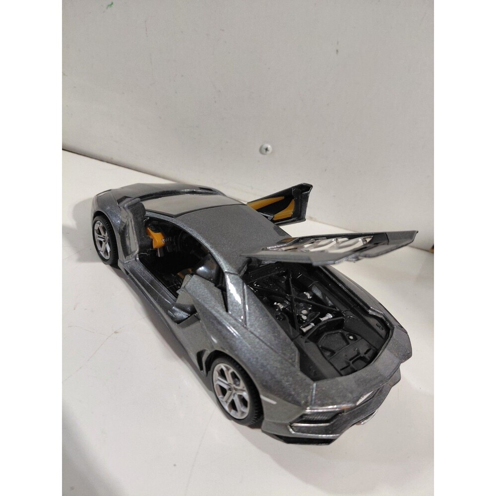 Maisto Die Cast 1/24 Lamborghini Aventador LP700-4 Supercar (Missing Mirrors) - Picture 7 of 8